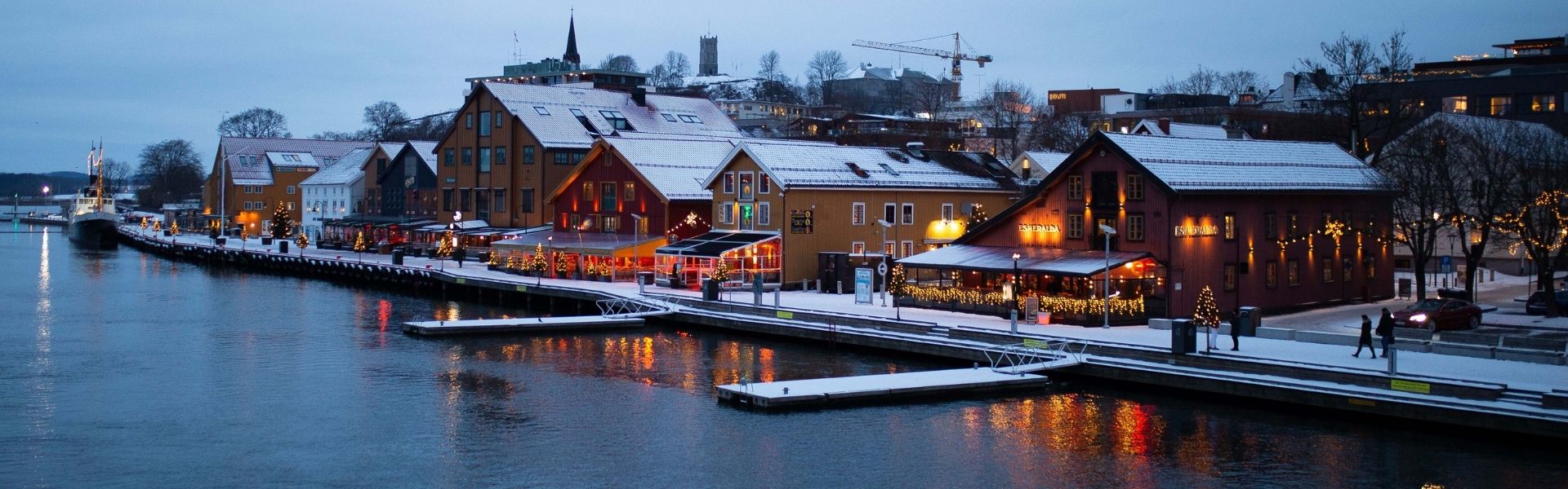 Tønsberg brygge pyntet med julelys på husene